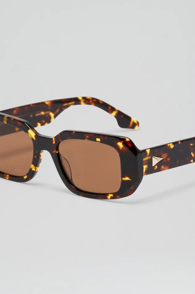 Eyewear ST BOLD RECTANGLE SUNGLASSES TORTSHELL Scanlan Theodore Women Eyewear ST BOLD RECTANGLE SUNGLASSES TORTSHELL Scanlan Theodore Women